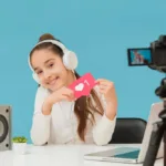 Blogerka nagrywa materiał na YouTube